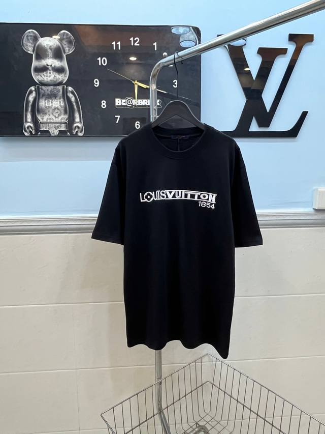 款号 Lv路易威登 新款刺绣加贴布圆领短袖 采用300G纯棉双纱面料 上身舒适柔软 重工艺刺绣Logo 后幅重工贴布切割四叶草 整体高端大气立体 重工艺短袖 男