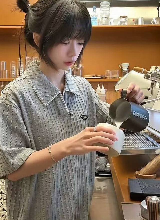 Prada 2025Fw 普拉达老钱风肌理感缝线翻领Polo短袖2025年经典老钱风Polo翻领短袖 松弛感拉满 妥妥的少爷穿搭 当仁不让的老钱松弛的版型 也让
