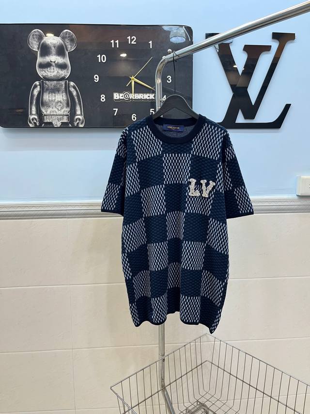 款号 Louis Vuitton.Lv 路易威登棋盘格钻饰棉质针织短袖T恤。毛料根据原版纱线进行检测，采用定做的高品棉纱纱线，我们定做的棉纱做工工序多，需要纺出