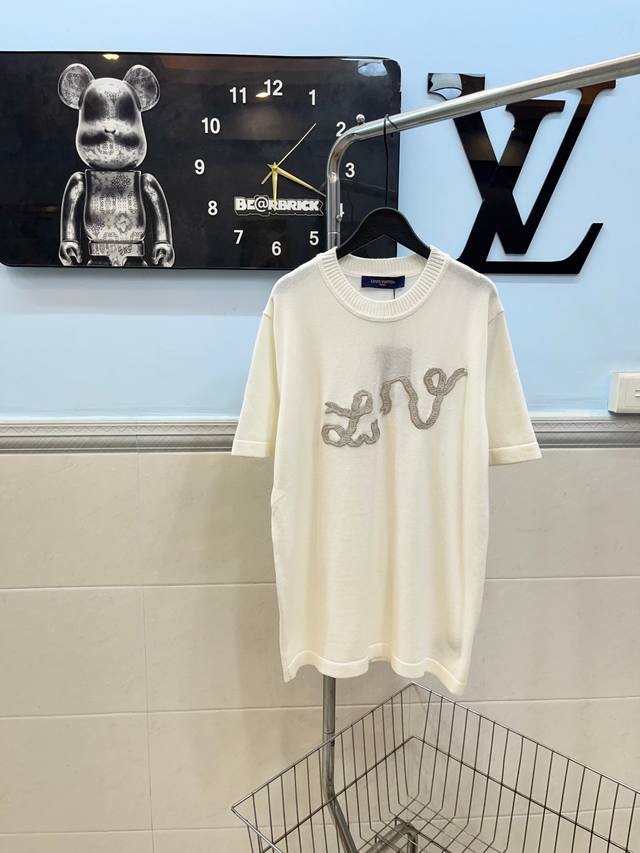 款号167Louis Vuitton Lv路易威登蛇年丝带刺绣毛织短袖采用高质纯棉14S细针织片，德国进口挂毛机织片而成，织线原衣对色，环保固色定染，引进定制全