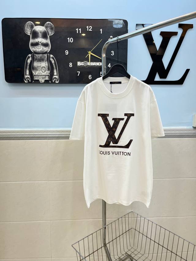 款号164 Louis Vuitton Lv皮标绣花圆领短袖 采用280G纯棉双纱面料 上身舒适柔软 透气性强 前片采用进口原皮绣花 整体高端大气 立体百搭高版