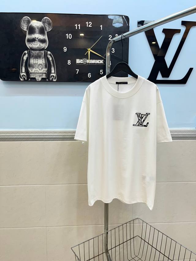 款号162Louis Vuitton Lv精美刺绣圆领短袖 采用280G纯棉双纱面料 上身舒适柔软 透气性强 前后采用精美绣花工艺 高端大气 立体百搭 高版本可