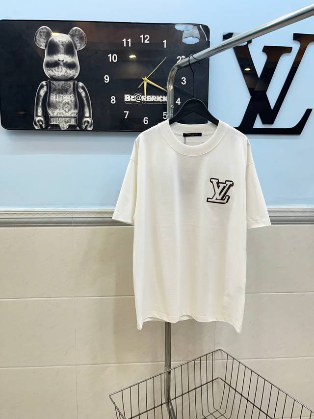 款号161Louis Vuitton Lv Ss皮标刺绣圆领短袖 采用280G纯棉双纱面料 上身舒适柔软 透气性强 前后采用定制真皮刺绣 高端百搭高版本可随意对