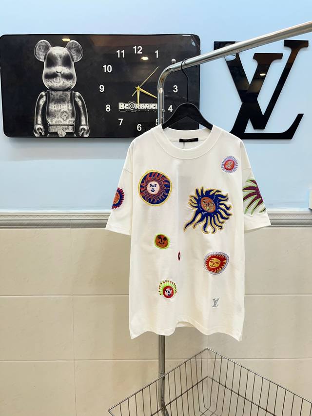 款号 Louis Vuitton Lv太阳花满身绣花短袖 采用280G纯棉双纱面料 上身舒适柔软 透气性强 前后采用高端精美刺绣工艺 上身立体百搭 高版本可随意