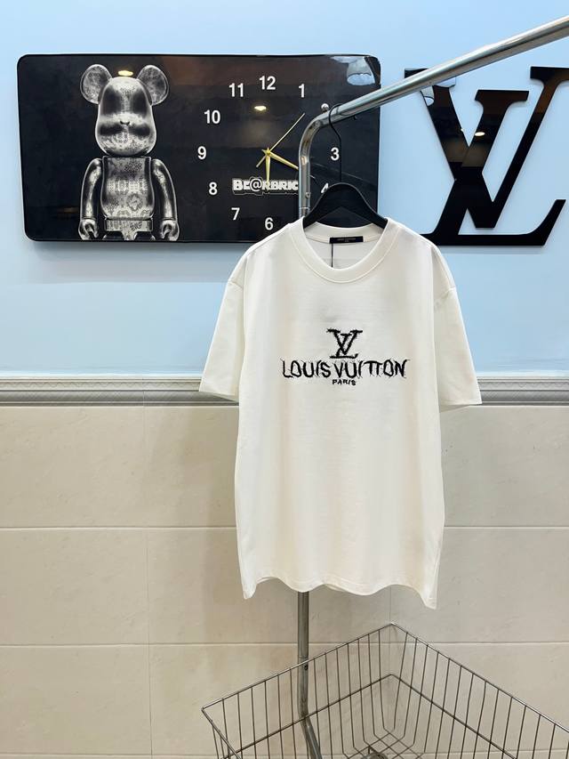 款号159Louis Vuitton Lv精美绣花圆领短袖 采用280G纯棉双纱面料 上身舒适柔软 透气性强 前后采用高端精美刺绣工艺 整体高端百搭 高版本可随
