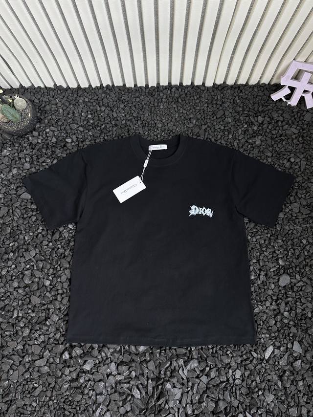 Dior迪奥 25Ss夏季新款纯色Logo字母涂鸦印花高街美式个性潮流通勤百搭舒适圆领短袖T恤 情侣款 想要在人群中轻松出彩？Dior迪奥25Ss这款美式复古高