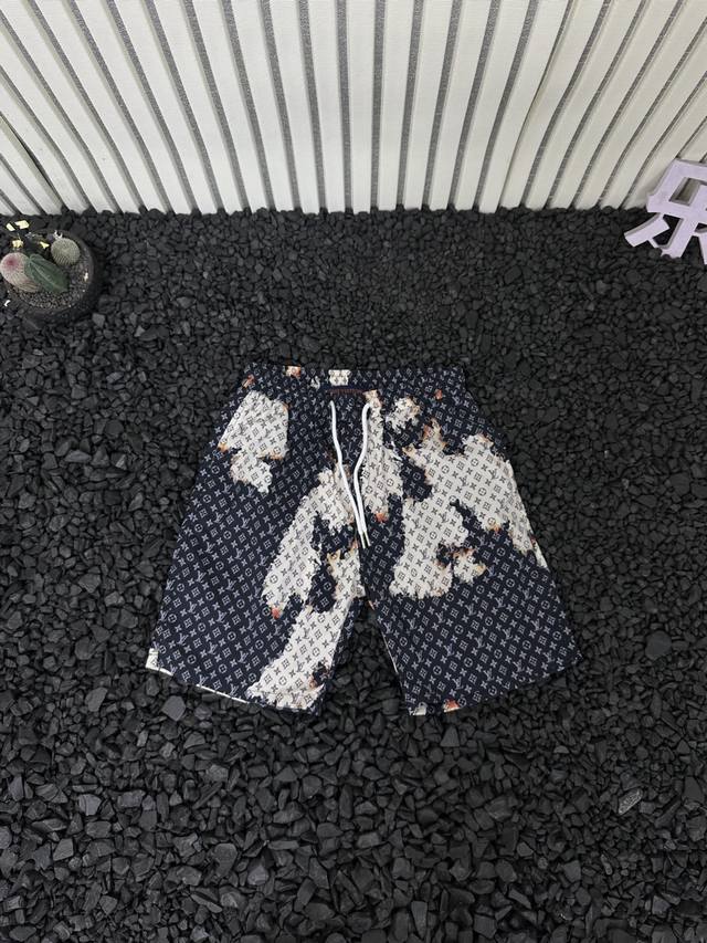 Lv 路易威登 夏季新款满印提花Logo多处印染设计感个性时尚潮流高街通勤舒适休闲裤五分裤短裤 短裤具备强大的弹力性能，四面弹力材质可随身体动作自由伸缩。无论是
