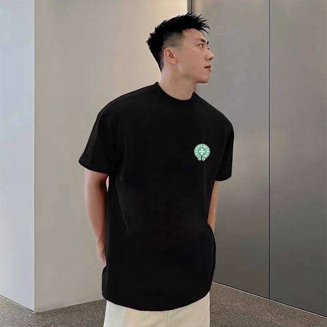 克罗心 Chrome Hearts 夏季高品质纯棉宽松版风格Iogo印花短袖T恤 百搭款此款风格独特 设计灵感源于欧美式的设计风格 融合摇滚朋克 街头嘻哈等低调