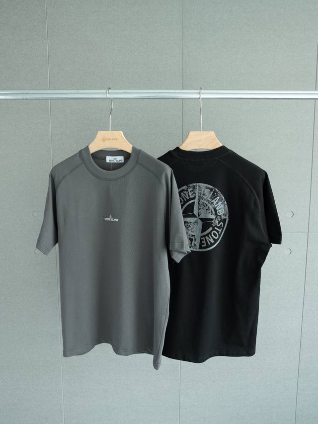Stone Island Ss25 石头岛背面反光徽标Logo圆领短袖T恤 男女同款 - 颜色：黑色 石墨灰色 尺码： S M L Xl 尺码表 S M L X