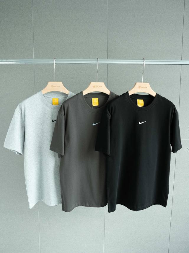 顶级品质 人手一件 Nike X Nocta 联名款Ss24纯棉字母印花短袖T恤 男女通穿 颜色：黑色 深灰色 浅灰色- 尺码：S M L Xl 尺码表 S M