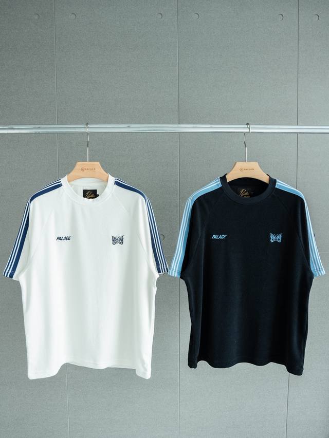 顶级制造单品 Palace X Needles 联名 织带刺绣标识短袖 T恤 男女同款 颜色：米白色 藏蓝色 尺码：S M L Xl尺码推荐：S码适合 - 斤