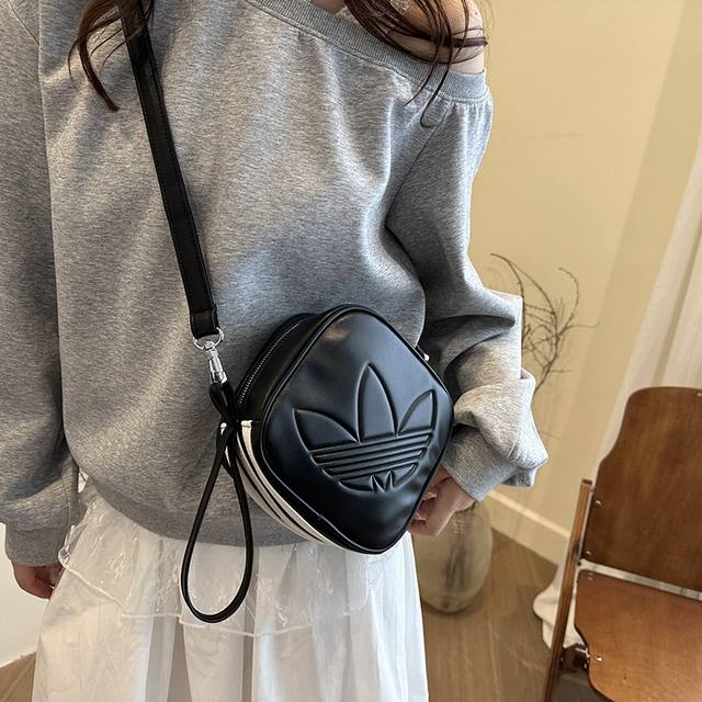 Adidas阿迪达斯三叶草 女生质感小清新运动斜挎包时尚潮流百搭单肩包Pu皮质户外运动便携小挎包手机包零钱包 尺寸:21×21×7