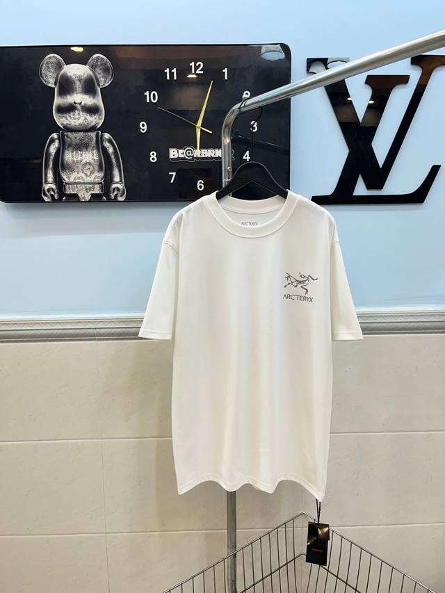 款号124 Ayc Teryx 始祖鸟 小鸟字母Logo反光印花短袖 采用280G纯棉双纱面料 上身舒适柔软 定制拉架罗纹同缸同染 三标齐全 男女同款 高版本可