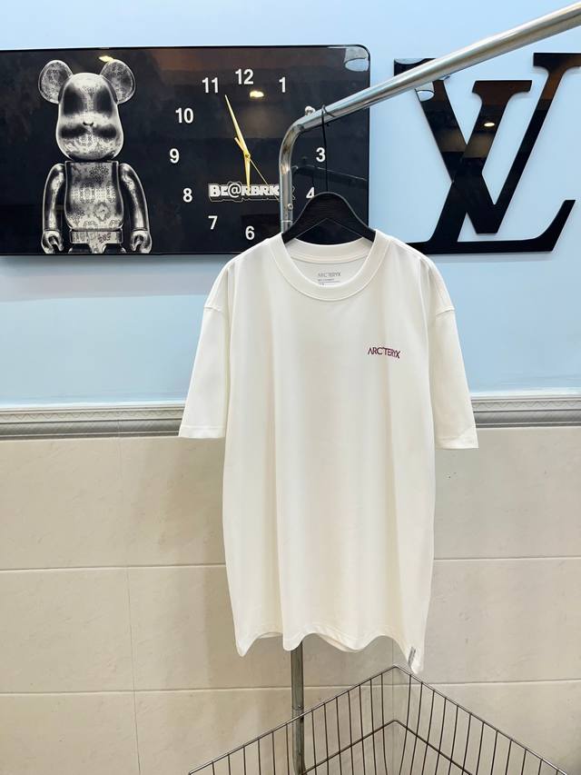 款号123 Ayc Teryx 始祖鸟 Fw短袖T恤 小鸟字母Logo重工艺发泡短袖 采用280G纯棉双纱面料 上身舒适柔软 后幅采用发泡印花工艺 整体高端大气