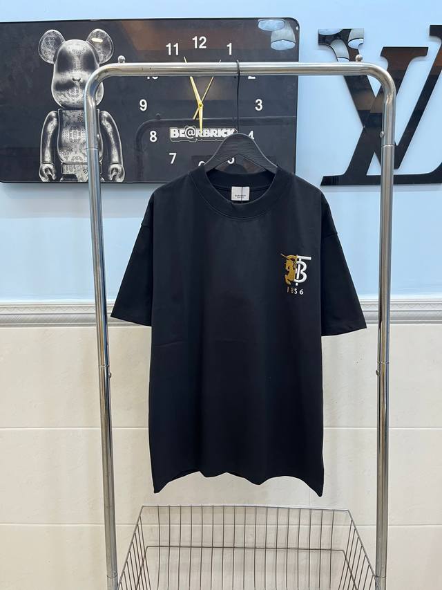 款号116Burberry巴宝莉Logo刺绣标志短袖T恤.原版开模 采用280G纯棉双纱面料 纯棉洗水手感，前片字母变色高端刺绣.反面加防护模，还原特殊工艺带来
