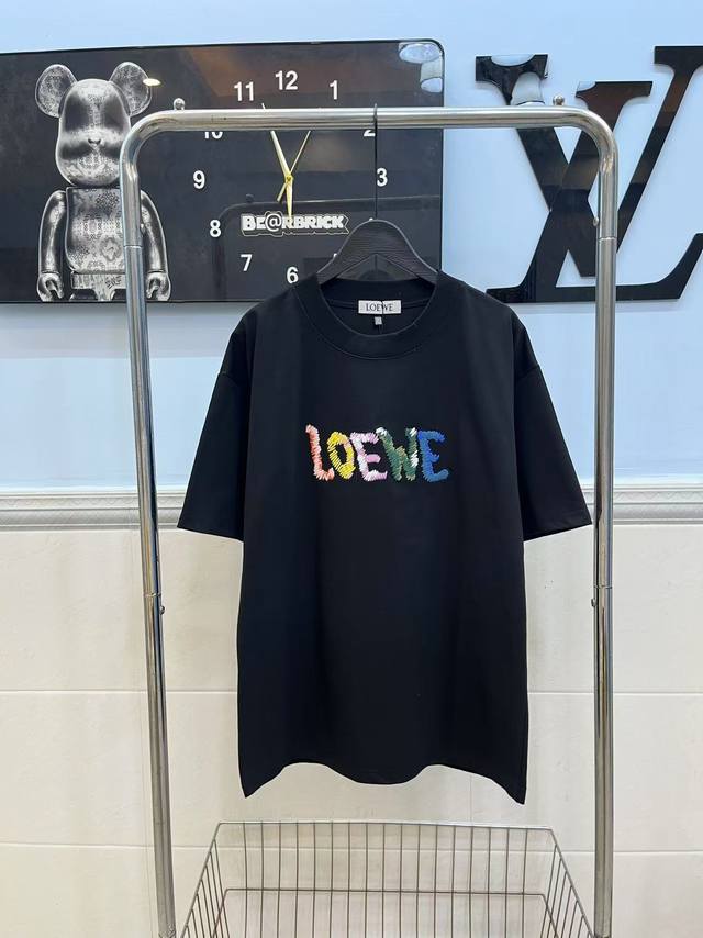 款号113Loewe罗意威新款 毛巾刺绣T恤，高品质采用280G纯棉双纱面料 上身舒适柔软 重磅双纱滑爽纯棉洗水手感，前高端字母毛巾刺绣、还原特殊工艺带来的潮流
