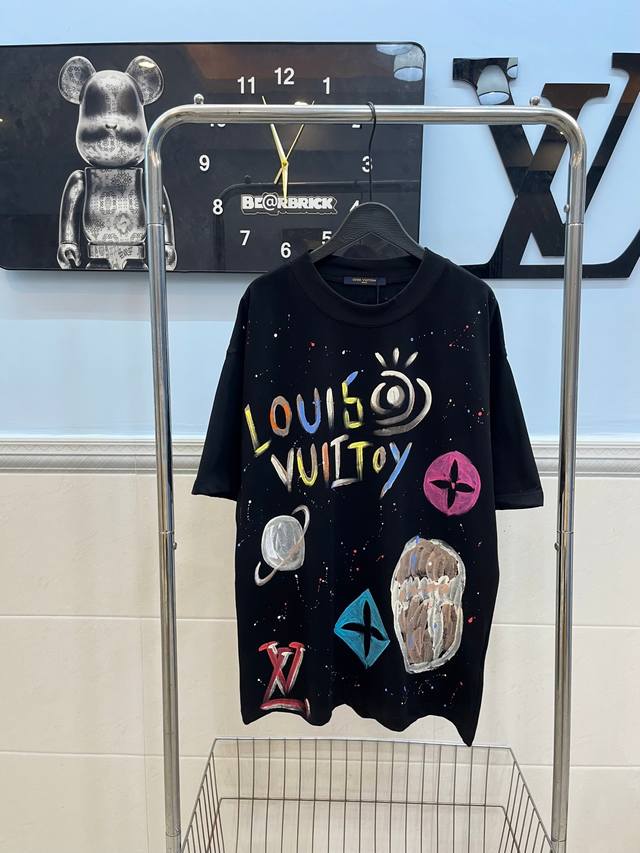 款号112Louis Vuitton路易手绘图鸦新款短袖 ，高品质 采用280G纯棉双纱面料 上身舒适柔软 前幅手绘图鸦，还原特殊工艺带来的潮流 官网同步，定制