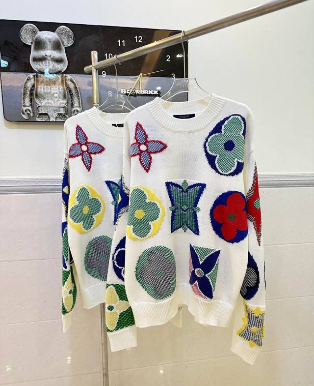 款号0022Louis Vuitton 经典三花花卉圆领长袖毛衣整件衣服花型提花工艺，官网同款在售，三标齐全一分钱一分货。原版开模。对版对色，各大网红明星上身，