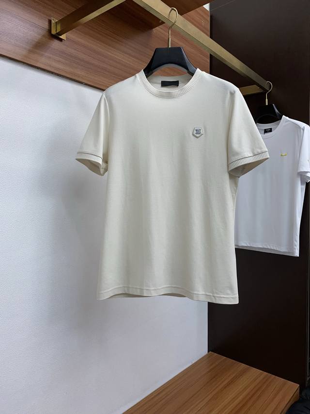 杰尼亚 2025春夏新品细纹珠地短袖 极简的衣身造型！顶级针织棉质混纺质地 整体的触感极为舒适，弹力十足亲肤效果高级，经典时尚翻领 Polo衫短袖 贸易公司渠道