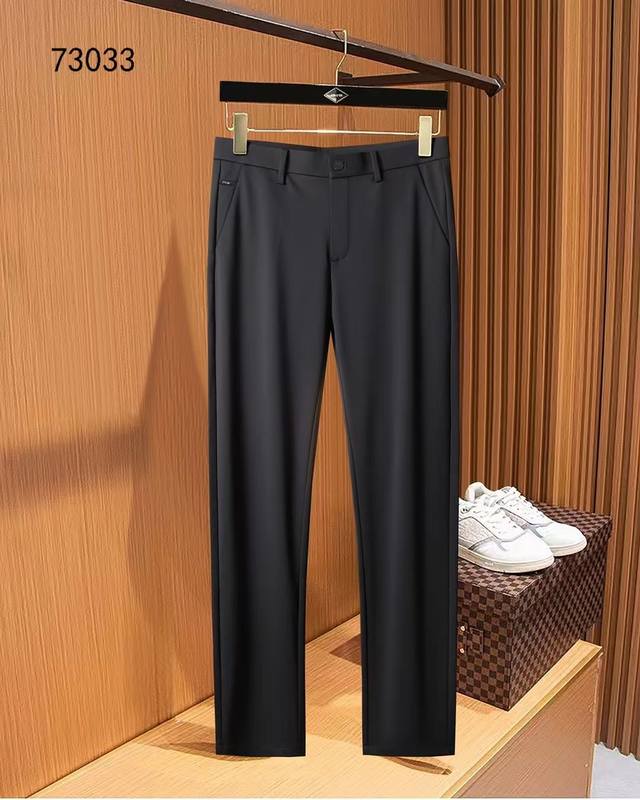 Dior 25春夏新品 极简运动打造出清爽的摩登Stay！穿上新颖 时髦面料舒服透气，穿着非常舒适 低调不失奢华 穿出去非常有档次。裤型款式和裁剪亦无需多言 上