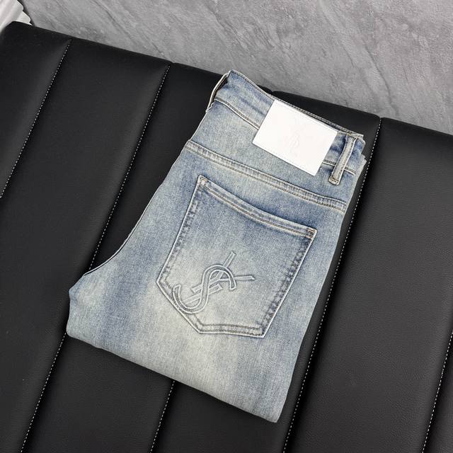 圣罗‘’春夏最新品牛仔裤专柜热销款 品味与价值共享 身穿着非常舒适 低调不失奢华 穿出去非常有档次,裤型款式和裁剪亦无需多言 上身精致跃然.真正一等一顶级质料