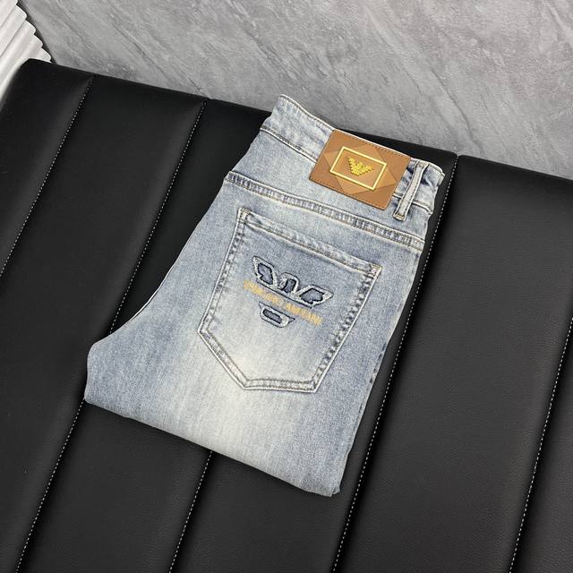 阿玛‘’春夏最新品牛仔裤专柜热销款 品味与价值共享 身穿着非常舒适 低调不失奢华 穿出去非常有档次,裤型款式和裁剪亦无需多言 上身精致跃然.真正一等一顶级质料