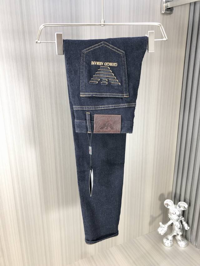 Armani 阿玛尼 2025春夏最新推出男士牛仔裤新品！重工水洗牛仔面料，后袋绣花工艺！定制面料和一般牛仔布料比起来，更加柔软舒适！超重工洗水工艺 双工艺洗水