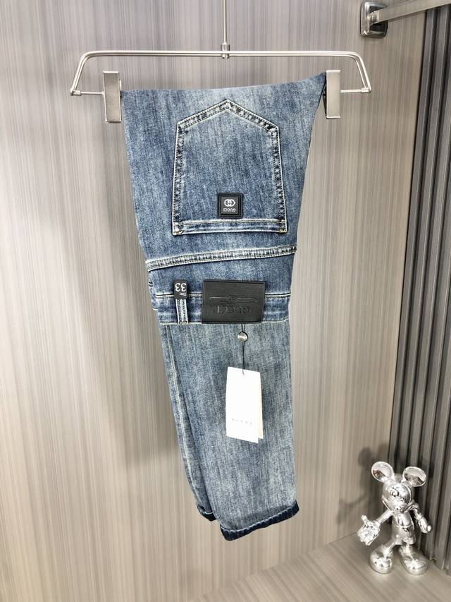 Gucci 古奇 2025春夏最新推出男士牛仔裤新品！重工水洗牛仔面料，定制面料和一般牛仔布料比起来，更加柔软舒适！超重工洗水工艺 双工艺洗水 整条裤子，手感舒
