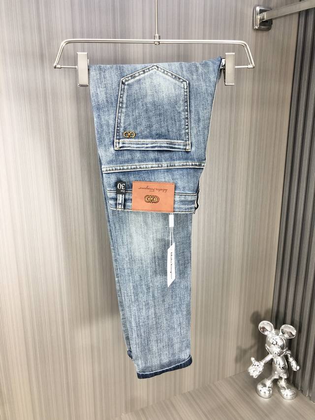 Ferragamo 菲拉格慕 2025春夏最新推出男士牛仔裤新品！重工水洗牛仔面料，定制面料和一般牛仔布料比起来，更加柔软舒适！超重工洗水工艺 双工艺洗水 整条