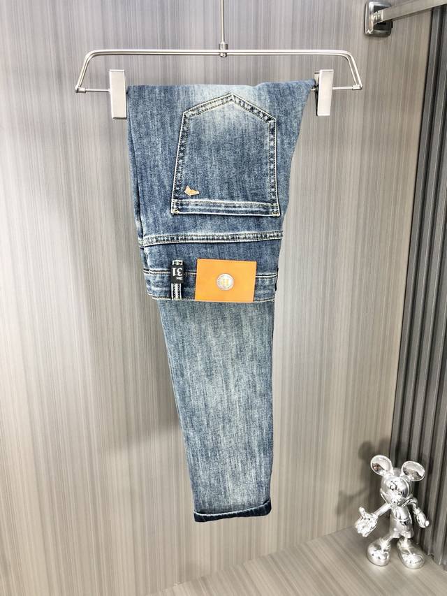 Hermes 爱马仕 2025春夏最新推出男士牛仔裤新品！重工水洗牛仔面料，定制面料和一般牛仔布料比起来，更加柔软舒适！超重工洗水工艺 双工艺洗水 整条裤子，手