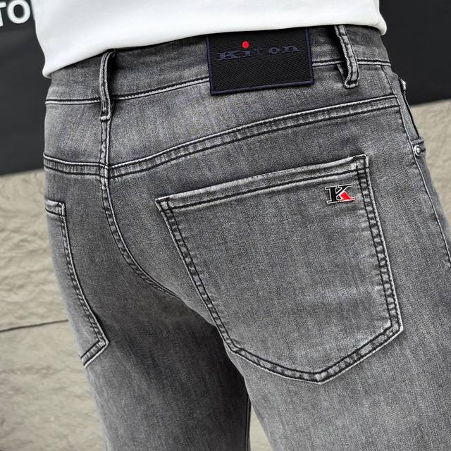 Kiton 2025Ss春夏新款男士牛仔裤 精选进口丹宁牛仔面料 重工环保洗水 手感柔和 兼备耐磨性 版型小直筒 微弹力显瘦修身，细节完美，五金辅料精选高等品质