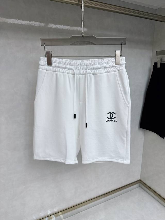 香奈儿 2025夏季新款休闲短裤！官网同步发售。品牌经典Logo休闲裤 ，定制面料，舒适度极好，手触感强烈。辨识度极高，完美品相工艺。 尺码：M-3Xl