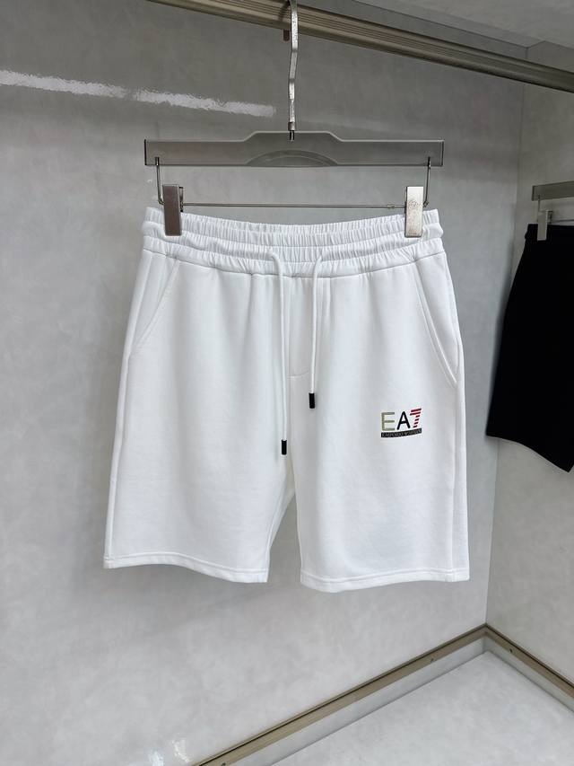 阿玛尼 2025夏季新款休闲短裤！官网同步发售。品牌经典Logo休闲裤 ，定制面料，舒适度极好，手触感强烈。辨识度极高，完美品相工艺。 尺码：M-3Xl