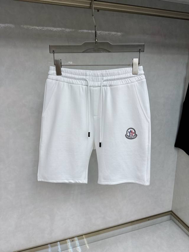 蒙口 2025夏季新款休闲短裤！官网同步发售。品牌经典Logo休闲裤 ，定制面料，舒适度极好，手触感强烈。辨识度极高，完美品相工艺。 尺码：M-3Xl