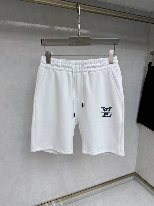 Lv 2025夏季新款休闲短裤！官网同步发售。品牌经典Logo休闲裤 ，定制面料，舒适度极好，手触感强烈。辨识度极高，完美品相工艺。 尺码：M-3Xl