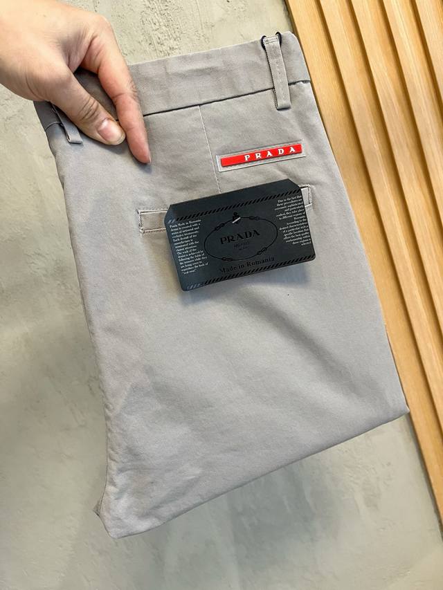 Prada普拉达 休闲裤 西裤2025Ss春夏新款 高级定制裤子专用面料 定制原版五金 重工工艺打造 车工走线精细 定制面料 柔软舒适 质感显著 辅料精美 上身