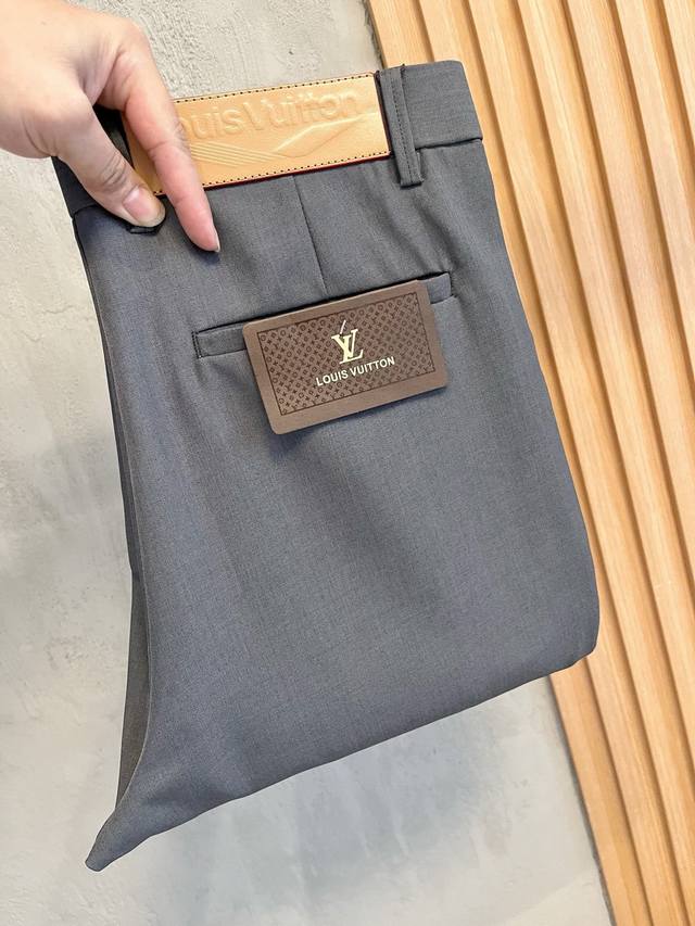 Lv路易威登 休闲裤 西裤2025Ss春夏新款 高级定制裤子专用面料 定制原版五金 重工工艺打造 车工走线精细 定制面料 柔软舒适 质感显著 辅料精美 上身效果