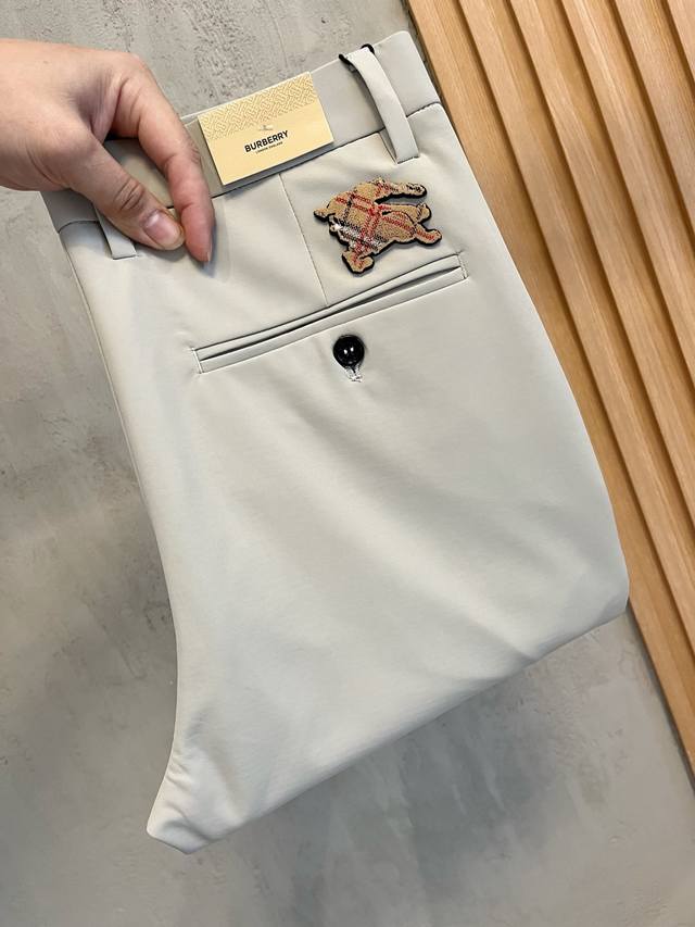 Burberry巴宝莉 休闲裤 西裤2025Ss春夏新款 高级定制裤子专用面料 定制原版五金 重工工艺打造 车工走线精细 定制面料 柔软舒适 质感显著 辅料精美
