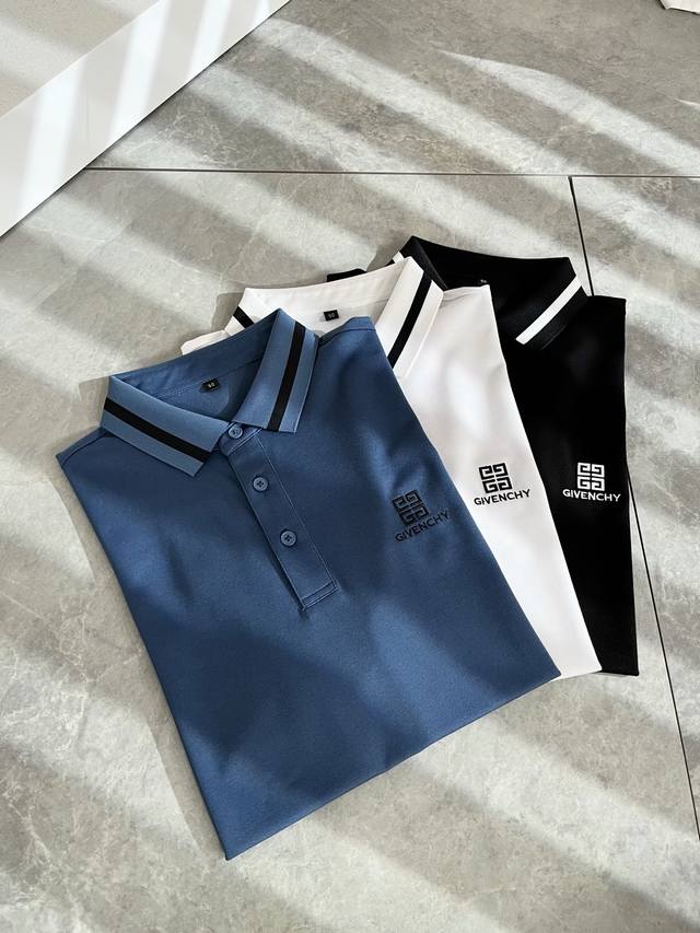 Givenc*Y纪*希 2025春夏最新经典Logo刺绣翻领Polo衫。如果你是他家的粉丝，这款是衣橱必备的。格外醒目。传统款型，胸前刺绣字母Logo图案！简约