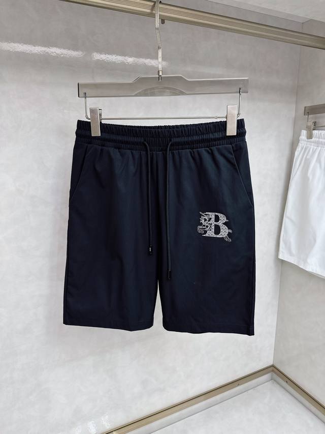 巴宝莉 2025夏季新款休闲短裤！官网同步发售。品牌经典Logo休闲裤 ，定制面料，舒适度极好，手触感强烈。辨识度极高，完美品相工艺。 尺码：M-3Xl
