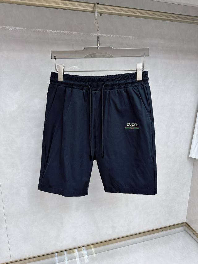 古奇 2025夏季新款休闲短裤！官网同步发售。品牌经典Logo休闲裤 ，定制面料，舒适度极好，手触感强烈。辨识度极高，完美品相工艺。 尺码：M-3Xl
