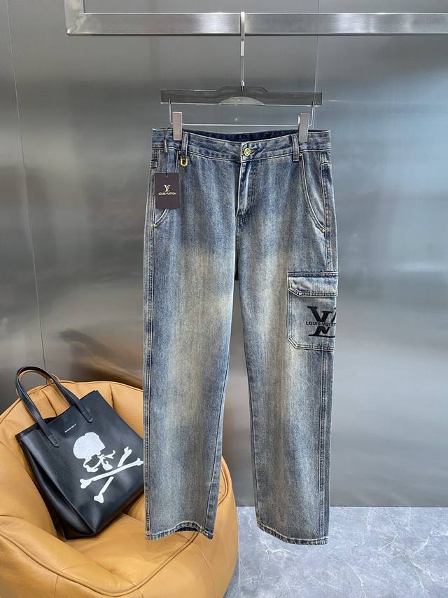 驴家 Lv牛仔，夏日潮流新坐标 经典牛仔蓝，经过独特水洗处理，呈现出自然的渐变效果，复古又时尚。侧边的大口袋设计超有个性，上面大大的Lv标志醒目又吸睛，瞬间提升