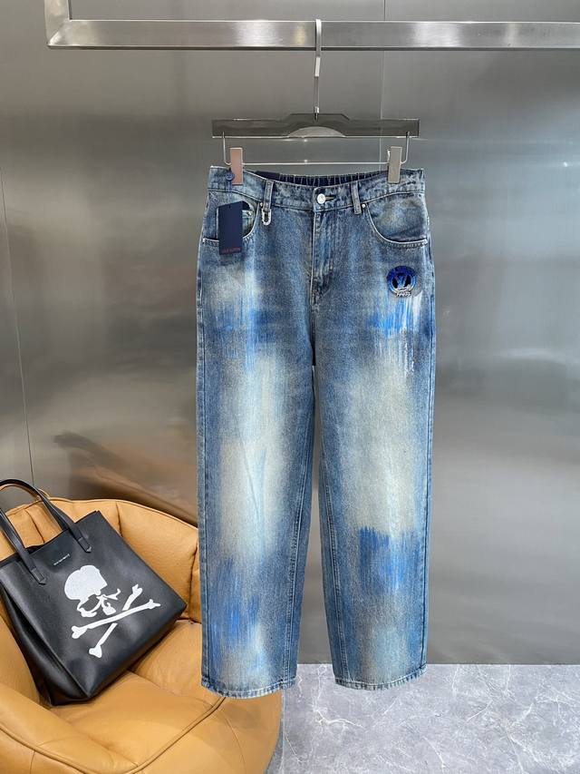 驴家 Lv牛仔裤 潮酷牛仔，夏日街头的色彩碰撞浅蓝色牛仔布经过独特处理，呈现出深浅不一的渐变效果，充满随性与不羁。膝盖处那蓝色的品牌标志补丁，更是点睛之笔，让整