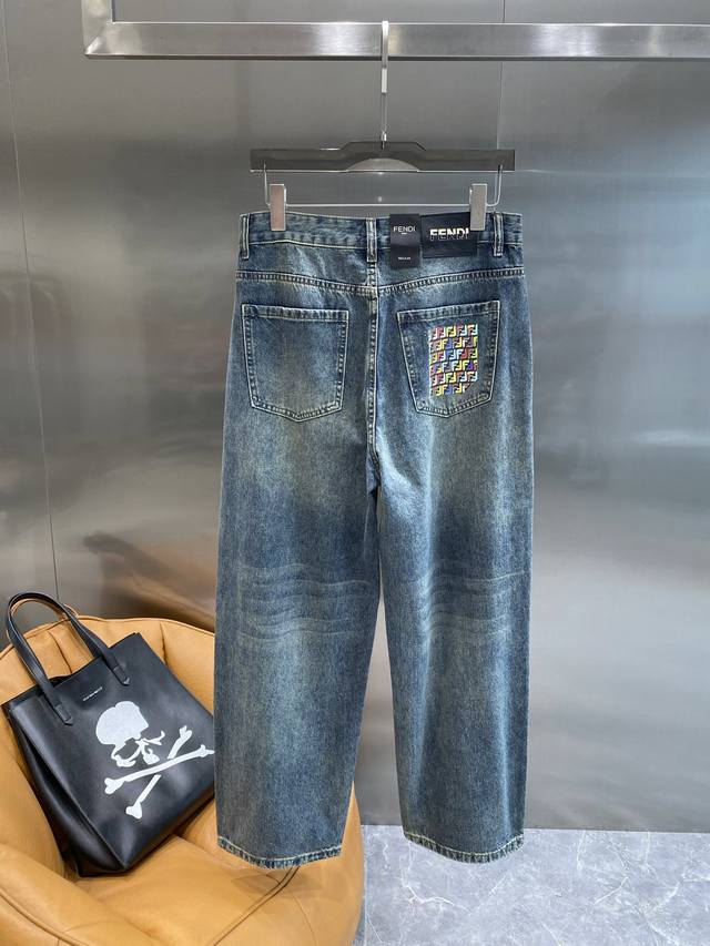 芬家 Fendi牛仔，夏日的多彩潮流盛宴 经典牛仔蓝，做旧效果超有复古韵味。重点是后袋那五彩斑斓的Ff标志图案，瞬间打破单调，时尚感直接拉满，29-40