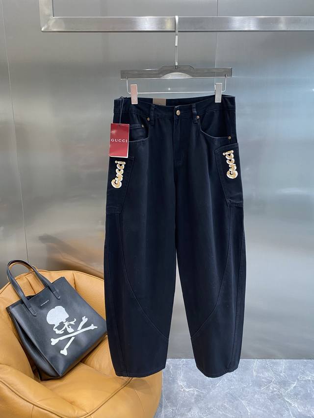 古家 Gucci黑牛，夏日奢华个性之选 黑色牛仔，质感高级。两侧口袋上金色的品牌标识，华丽又醒目，瞬间提升了整体的奢华感，将品牌特色展现得淋漓尽致。宽松的版型，