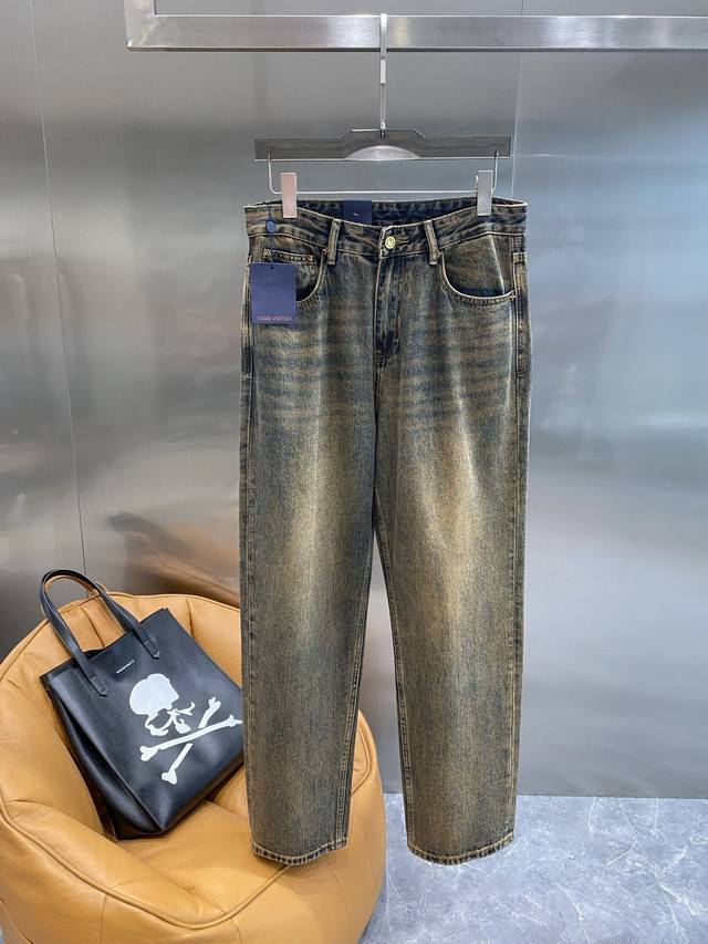 驴家 Lv牛仔，演绎夏日复古酷感 独特的深色牛仔材质，经过特殊处理呈现出做旧效果，满满的复古气息。经典的直筒版型，不挑身材，轻松勾勒出随性姿态。后腰处精致的品牌