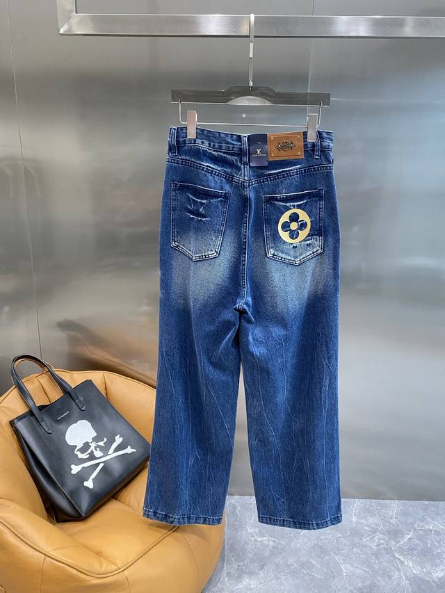 驴家 Lv牛仔，夏日复古时尚新宠 浓郁的牛仔蓝，经过精心的水洗处理，呈现出自然的褪色效果，复古韵味十足。后袋上标志性的四叶花图案，搭配精致的皮牌，将品牌元素巧妙