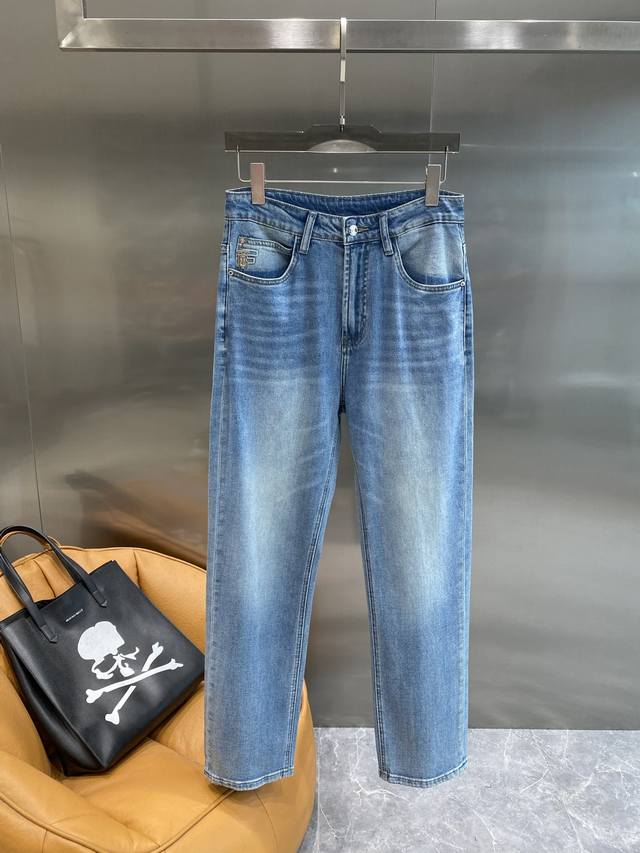 巴家 巴宝莉 经典牛仔，夏日百搭时尚单品经典的蓝色牛仔面料，自然的水洗褪色效果，复古又随性。简约的直筒版型，不挑身材，轻松就能穿出利落感。口袋处精致的品牌标识，