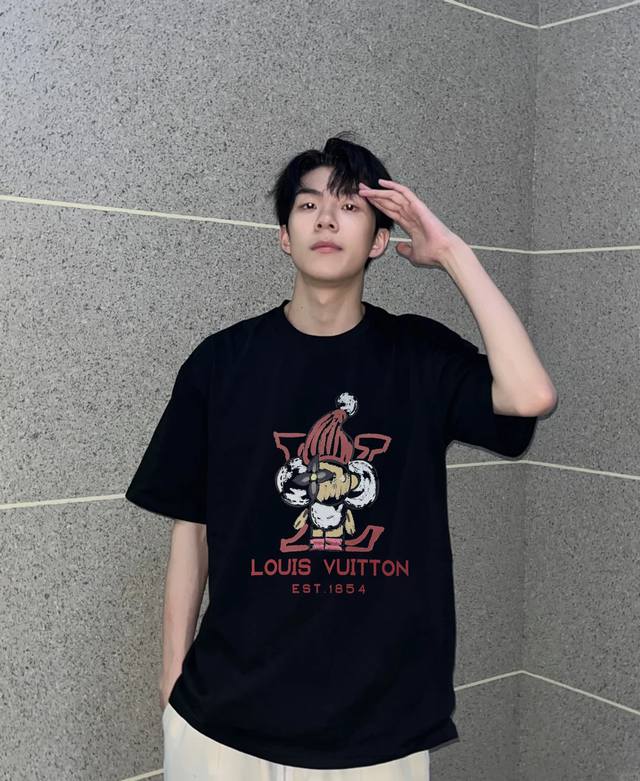 Dior迪奥经典Cd刺绣T恤.男女同款！本款采用原版定织26支双股纱，成衣再洗水后处理工艺，百分百 G舒适棉.标志性的Cd立体绣花.简约大气时尚！颜色：黑色.蓝