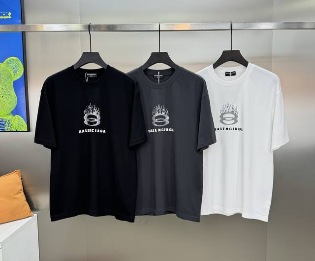 Balenciag*巴黎世*25S新款T恤.男女同款推荐！高克重300G纯棉面料，柔软舒适.透气吸汗.上身舒适.轻松驾驭......胸前后背采用5D热胶浮雕印烫